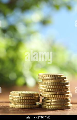 Pile di monete in euro su tavola di legno Foto Stock