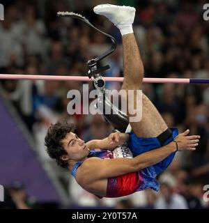 Parigi, Francia. 3 settembre 2024. EZRA FRECH del team USA vince la medaglia d'oro per il salto in alto maschile - T63 nello Stade de France durante le Paralimpiadi di Parigi 2024. (Immagine di credito: © Mark Edward Harris/ZUMA Press Wire) SOLO PER USO EDITORIALE! Non per USO commerciale! Foto Stock