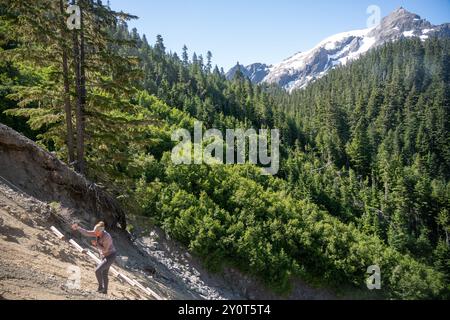 Vista del Monte Olimpo con donna che sale la scaletta di corda sulla via del ritorno dal Ghiacciaio Blu Foto Stock