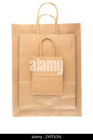 tre borse artigianali con manici intrecciati su sfondo bianco Foto Stock