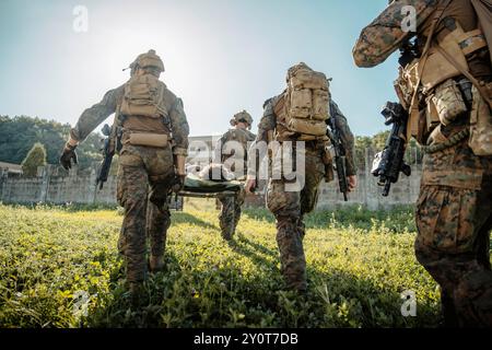 I Marines degli Stati Uniti e un Corpsman della Marina degli Stati Uniti assegnati alla Reconnaissance Company, 15th Marine Expeditionary Unit, trasportano una vittima simulata su una lettiera dopo aver somministrato cure ai pazienti durante un raid a lungo raggio con i sigilli della Marina della Repubblica di Corea, i Marines del ROK assegnati al 1st Reconnaissance Battalion, 1st ROK Marine Division, e i Commando della Marina del Regno Unito assegnati al 40 Commando, al Rodriguez Live-Fire Complex, Corea del Sud, come parte dell'esercitazione Ssang 29 agosto 2024. Esercizio SY24 rafforza il ROK-U.S. Alleanza e partnership con il Regno Unito attraverso una formazione congiunta combinata, che contribuisce a. Foto Stock