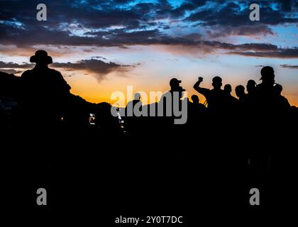 La John J. Rhodes Airman Leadership School Class 24-6 si prepara per un'escursione mattutina, il 21 agosto 2024, allo Skyline Regional Park, Buckeye, Arizona. Attività come questa creano cameratismo tra gli studenti della SLA mentre si preparano a diventare supervisori e leader nelle loro unità individuali. La classe 24-6 è la prima classe ad ammettere e laureare studenti della Republic of Singapore Air Force nell'Air Education and Training Command, costruendo fiducia e interoperabilità con partner stranieri sia al 56th Fighter Wing che in tutto il mondo. (Foto U.S. Air Force di staff Sgt. David Busby) Foto Stock