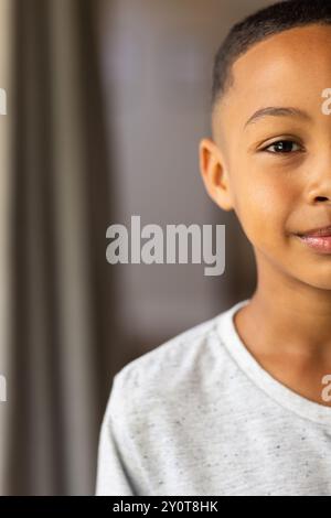Ragazzo sorridente in camicia casual che guarda la fotocamera, primi piani a casa, copia spazio Foto Stock