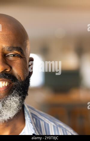 Uomo anziano afroamericano sorridente con barba in camicia casual a casa, copia spazio Foto Stock