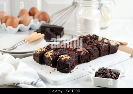 Fudgy Brownies Sekat, torta quadrata a fette con vari condimenti Foto Stock