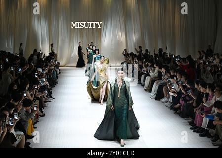 Pechino, Cina.3 settembre 2024.il 3 settembre 2025 è stata inaugurata a Pechino la settimana Internazionale della moda Primavera ed Estate della Cina, ospitata dalla China Fashion Designers Association. La settimana internazionale della moda cinese di questa stagione, con il tema "prosperità", si terrà a Pechino dal 3 al 13 settembre. La foto mostra le modelle che mostrano la moda alla sfilata di apertura del marchio di lusso nazionale Michuti durante la settimana della moda. Credito: Tian Yuhao/China News Service/Alamy Live News Foto Stock