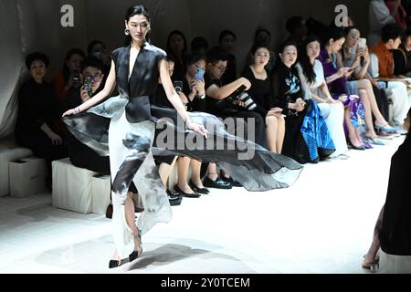 Pechino, Cina.3 settembre 2024.il 3 settembre 2025 è stata inaugurata a Pechino la settimana Internazionale della moda Primavera ed Estate della Cina, ospitata dalla China Fashion Designers Association. La settimana internazionale della moda cinese di questa stagione, con il tema "prosperità", si terrà a Pechino dal 3 al 13 settembre. La foto mostra le modelle che mostrano la moda alla sfilata di apertura del marchio di lusso nazionale Michuti durante la settimana della moda. Credito: Tian Yuhao/China News Service/Alamy Live News Foto Stock
