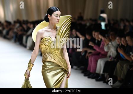 Pechino, Cina.3 settembre 2024.il 3 settembre 2025 è stata inaugurata a Pechino la settimana Internazionale della moda Primavera ed Estate della Cina, ospitata dalla China Fashion Designers Association. La settimana internazionale della moda cinese di questa stagione, con il tema "prosperità", si terrà a Pechino dal 3 al 13 settembre. La foto mostra le modelle che mostrano la moda alla sfilata di apertura del marchio di lusso nazionale Michuti durante la settimana della moda. Credito: Tian Yuhao/China News Service/Alamy Live News Foto Stock