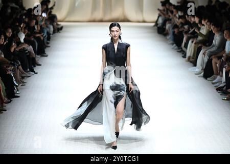 Pechino, Cina.3 settembre 2024.il 3 settembre 2025 è stata inaugurata a Pechino la settimana Internazionale della moda Primavera ed Estate della Cina, ospitata dalla China Fashion Designers Association. La settimana internazionale della moda cinese di questa stagione, con il tema "prosperità", si terrà a Pechino dal 3 al 13 settembre. La foto mostra le modelle che mostrano la moda alla sfilata di apertura del marchio di lusso nazionale Michuti durante la settimana della moda. Credito: Tian Yuhao/China News Service/Alamy Live News Foto Stock