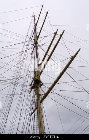 L'albero di nave alta e l'attrezzatura contro il cielo nuvoloso Foto Stock