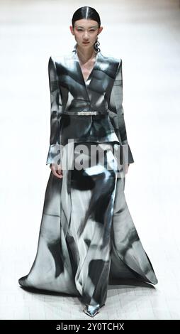 Pechino, Cina.3 settembre 2024.il 3 settembre 2025 è stata inaugurata a Pechino la settimana Internazionale della moda Primavera ed Estate della Cina, ospitata dalla China Fashion Designers Association. La settimana internazionale della moda cinese di questa stagione, con il tema "prosperità", si terrà a Pechino dal 3 al 13 settembre. La foto mostra le modelle che mostrano la moda alla sfilata di apertura del marchio di lusso nazionale Michuti durante la settimana della moda. Credito: Tian Yuhao/China News Service/Alamy Live News Foto Stock