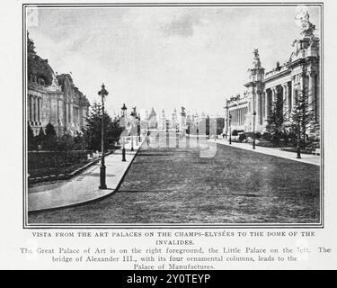 VISTA DAI PALAZZI D'ARTE SUGLI CHAMPS-ELYSEES ALLA CUPOLA DEGLI INVALIDES. Il grande Palazzo d'Arte è in primo piano a destra, il piccolo Palazzo sulla sinistra. Il ponte di Alessandro III, con le sue quattro colonne ornamentali, conduce al Palazzo dei produttori. Dall'articolo L'ESPOSIZIONE DI PARIGI COME Un RISULTATO MECCANICO. Di Edmund Mitchell della rivista Engineering dedicata al progresso industriale volume XIX 1900 The Engineering Magazine Co Foto Stock
