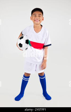 Ritratto asiatico sorridente giovani ragazzi che tengono il pallone da calcio studio shot sfondo bianco isolato Foto Stock