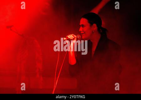 NADINE SHAH, CONCERTO, 2024: La cantante Nadine Shah suona la tenda far Out Stage. Terzo giorno del Green Man Festival 2024 al Glanusk Park, Brecon, Galles, il 17 agosto 2024. Foto: Rob Watkins. INFO: Nadine Shah è una cantautrice britannica nota per la sua voce potente e la sua scrittura emotiva. La sua musica mescola elementi rock, post-punk e soul, affrontando spesso temi di identità, salute mentale e problemi sociali con testi grezzi e introspettivi e strumentazione intensa. Foto Stock