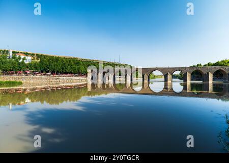 Il ponte Dicle o sul ponte Gozlu in turco. E' uno storico ponte a Diyarbakir sul fiume Tigri nella Turchia sud-orientale. Foto Stock