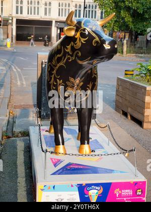 Scultura di mucca in Oxtrrail 2024, Oxford. OxTrail 2024 è un evento artistico pubblico a sostegno di una nota organizzazione benefica. Una mandria eclettica di buoi sta girando Foto Stock