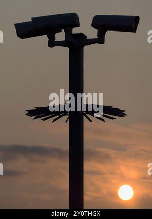 Telecamera di sicurezza all'alba, stazione ferroviaria di Radley. Anche il mondano può essere trasformato dalla bellezza nel momento e nel luogo giusti. Qui vediamo la minacciosa S Foto Stock