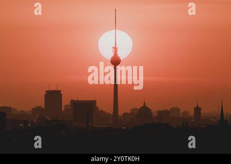 Der Sonnenaufgang zeichnet sich ab hinter der Stadtsilhouette mit dem Fernsehturm a Berlino, 04.09.2024. Berlin Deutschland *** il sole sorge dietro t Foto Stock