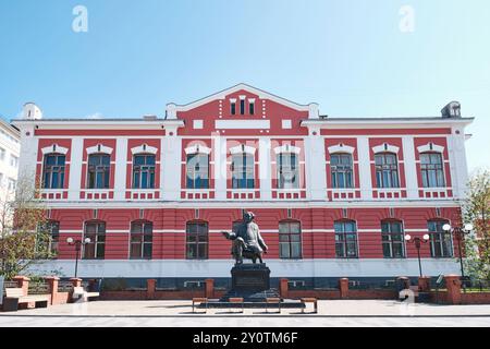 Perm, Russia - 18 maggio 2024: Monumento al famoso medico Grahl, mecenate, filantropo, fondatore dell'assistenza sanitaria provinciale di Perm. 2005, autori Zalazaev, Foto Stock