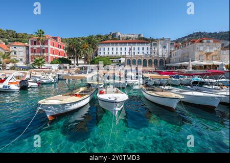 Isola di Hvar, Croazia. Vista della città vecchia con le barche nel porto. Foto Stock