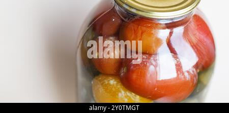 lattina viziata di aggraffatura vegetale. Vaso in vetro con pomodori e cetrioli fatti in casa sottaceto con funghi bianchi e muffa Foto Stock