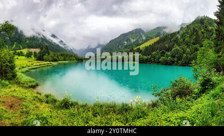L'acqua turchese sogna il lago dopo la gola, Austria Foto Stock