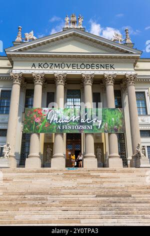 L'esterno ornato neo-classico del museo Móra Ferenc di Szeged, Ungheria. Preso dai gradini che conducono alle colonne e alla porta d'ingresso. Foto Stock