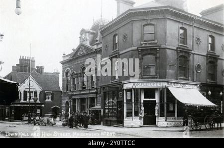 Cartolina di TOWN HALL e HIGH STREET, con FARMACIA MACELLERIA e TABACCHI a MAIDENHEAD, BERKSHIRE, INGHILTERRA, nel 1909 circa Foto Stock