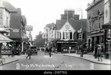 Cartolina di HIGH STREET e MARKET STREET con SALE DA TÈ CHINA ROOMS, FARMACIA, MUNICIPIO e TABACCHI a MAIDENHEAD, BERKSHIRE, INGHILTERRA, nel 1914 circa Foto Stock