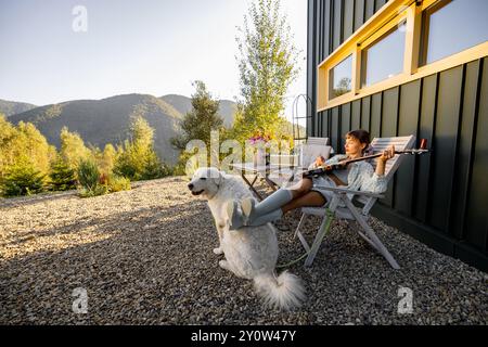 Sunset Serenade con un fedele compagno Foto Stock