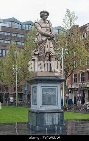 AMSTERDAM, PAESI BASSI - 08 MAGGIO 2012: Statua del pittore olandese Rembrandt Harmenszoon van Rijn a Rembrandtplein Foto Stock