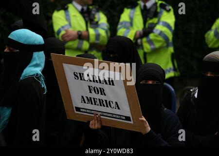 Circa un centinaio di musulmani estremisti provenienti da "musulmani contro le crociate", guidati da Anjem Choudary, protestarono contro il minacciato incendio del Corano e bruciarono una bandiera americana fuori dall'ambasciata statunitense. Londra, Regno Unito. 11/ Foto Stock