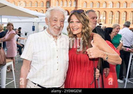 Dieter Hallervorden mit Ehefrau Christiane Zander Hallervorden beim 22. Berliner Hoffest am Roten Rathaus. Berlino, 03.09.2024 *** Dieter Hallervorden con sua moglie Christiane Zander Hallervorden al 22 Berlin Court Festival al Rotes Rathaus di Berlino, 03 09 2024 foto:XS.xZeitzx/xFuturexImagex hoffest 4918 Foto Stock