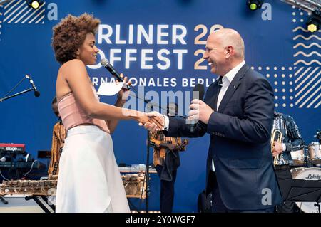Diona Bathily und Kai Wegner beim 22. Berliner Hoffest am Roten Rathaus. Berlino, 03.09.2024 *** Diona Bathily e Kai Wegner al 22 Berlin Court Festival al Rotes Rathaus Berlin, 03 09 2024 foto:XS.xZeitzx/xFuturexImagex hoffest 4909 Foto Stock