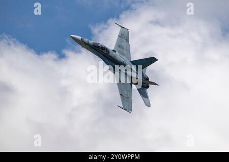 Una superba dimostrazione di volo della Royal Canadian Air Force con il suo jet da combattimento McDonnell Douglas CF-188 Hornet all'Air Tattoo in Inghilterra Foto Stock