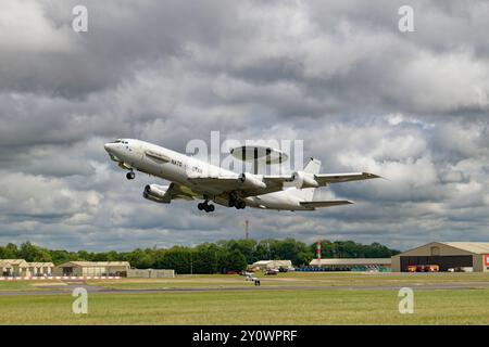 NATO AWACS un Boeing e-3A Sentry Airborne Early Warning and Control Force Airborne LX-N90456 decolla dalla RAF Fairford dopo il RIAT Foto Stock