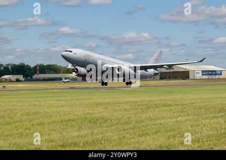 L'Airbus A330 Voyager per il trasporto di cisterna multiruolo della Royal Air Force britannica ZZ343 decolla dalla RAF Fairford dopo aver partecipato al RIAT Foto Stock