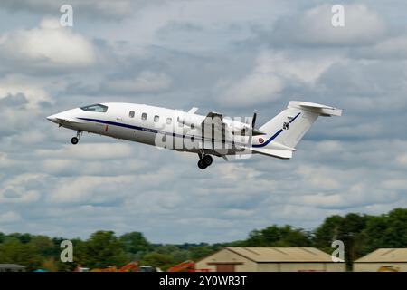 Futuristico Piaggio P180 aereo da trasporto leggero biturboelica dell'Aeronautica militare decolla dalla RAF Fairford durante il RIAT Foto Stock