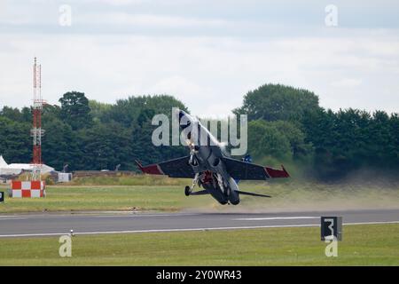 Il Royal Canadian Air Force CF-188 Hornet 774 del 425 Tactical Fighter Squadron presenta una superba esposizione di volo al RIAT Foto Stock