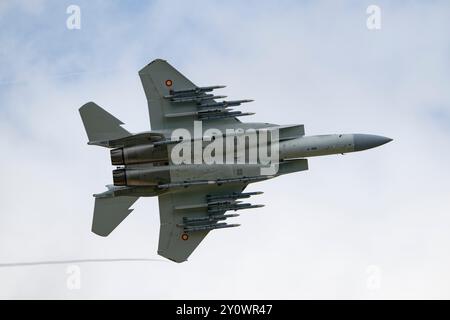 Boeing F-15QA Ababil, un caccia a reazione dell'Aeronautica militare degli Emirati del Qatar con un carico di aria a pieno carico per missili aerei al Royal International Air Tattoo Foto Stock