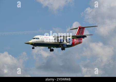 Avro RJ100 Short Haul Airliner di QinetiQ della Empire test Pilot School più nuovi Nosecone arrivano alla RAF Fairford per partecipare al RIAT Foto Stock