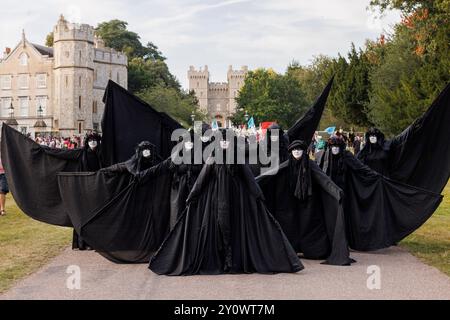 30 agosto 2024. La lunga passeggiata, Castello di Windsor. "Sciagalli petroliferi" all'Extinction Rebellion Protestation "Upgrade Democracy", un evento di tre giorni che si rivolge contro fallimenti sistemici e l'inazione del governo di fronte all'emergenza climatica. Foto Stock