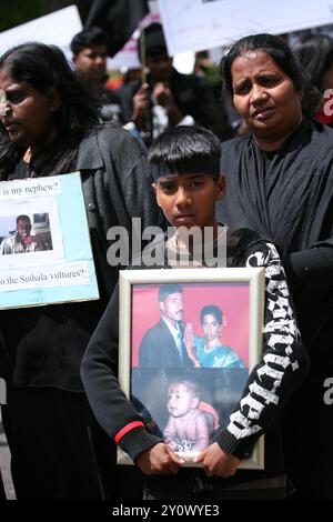 Circa 100.000 Tamil marciarono attraverso Londra oggi da Hyde Park a Temple Place, chiedendo giustizia in Sri Lanka e un separato stato Tamil. La marcia è stata guidata da un gruppo di "detenuti” in un campo di prigionia con filo spinato per drammatizzare le terribili condizioni dei civili detenuti nei campi di internamento e chiedere il loro immediato rilascio nonché il pieno accesso delle Nazioni Unite ai campi. Alcuni portavano anche fotografie dei loro parenti che sono stati uccisi o che sono scomparsi e chiedevano che il governo e l'esercito dello Sri Lanka fossero processati per crimini di guerra, oltre a chiedere sanzioni economiche Foto Stock