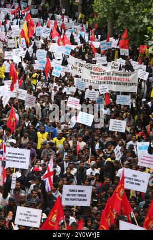 Circa 100.000 Tamil marciarono attraverso Londra oggi da Hyde Park a Temple Place, chiedendo giustizia in Sri Lanka e un separato stato Tamil. La marcia è stata guidata da un gruppo di "detenuti” in un campo di prigionia con filo spinato per drammatizzare le terribili condizioni dei civili detenuti nei campi di internamento e chiedere il loro immediato rilascio nonché il pieno accesso delle Nazioni Unite ai campi. Alcuni portavano anche fotografie dei loro parenti che sono stati uccisi o che sono scomparsi e chiedevano che il governo e l'esercito dello Sri Lanka fossero processati per crimini di guerra, oltre a chiedere sanzioni economiche Foto Stock