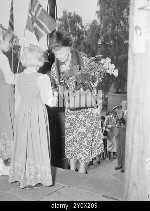 Attuale 13-1950: Nonna vitale in visita in Norvegia. Eleanor Roosevelt visita Oslo. La signora Roosevelt ama i bambini, e loro, a loro volta, hanno guadagnato una fiducia immediata nell'amichevole signora anziana con il sorriso gentile. Alla scuola di Sagene, fu presentata con dei fiori da una studentessa carina, che senza dubbio ebbe una grande giornata nella cerchia degli amici in seguito. Foto: Arne Kjus / Aktuell NTB ***la foto non viene elaborata*** Foto Stock