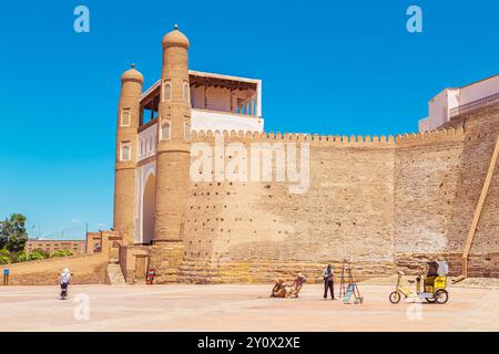 Mura della Fortezza dell'Arca. Bukhara, Uzbekistan - 18 luglio 2024 Foto Stock