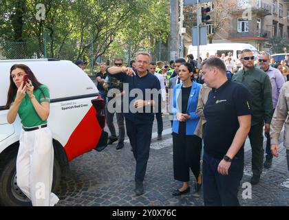 Lvov, Ucraina. 4 settembre 2024. Marketa Pekarova Adamova (in blu), presidente della camera dei deputati della Repubblica Ceca, arrivò per una visita di un giorno nella città Ucraina occidentale di Leopoli, dove visitò le rovine di una casa distrutta nell'attacco notturno russo, il 4 settembre 2024. Crediti: Martin Weiser/CTK Photo/Alamy Live News Foto Stock