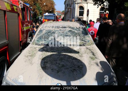 Lvov, Ucraina. 4 settembre 2024. Marketa Pekarova Adamova (non vista), presidente della camera dei deputati della Repubblica Ceca, arrivò per una visita di un giorno nella città Ucraina occidentale di Leopoli, dove visitò le rovine di una casa distrutta nell'attacco notturno russo, il 4 settembre 2024. Crediti: Martin Weiser/CTK Photo/Alamy Live News Foto Stock