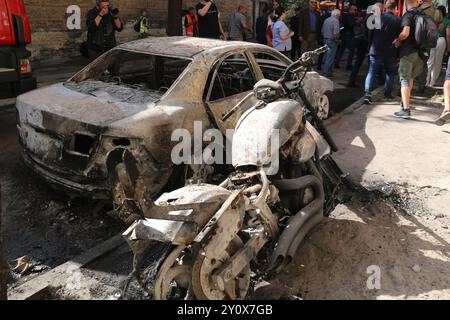 Lvov, Ucraina. 4 settembre 2024. Marketa Pekarova Adamova (non vista), presidente della camera dei deputati della Repubblica Ceca, arrivò per una visita di un giorno nella città Ucraina occidentale di Leopoli, dove visitò le rovine di una casa distrutta nell'attacco notturno russo, il 4 settembre 2024. Crediti: Martin Weiser/CTK Photo/Alamy Live News Foto Stock