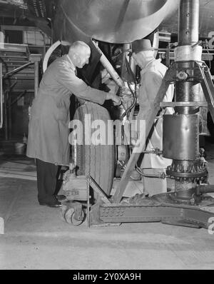 Effettivo 13-1951: Per la prima volta. SAS ha inaugurato l'altro giorno la sua sede nordica congiunta a Stoccolma. La riorganizzazione delle SAS ha portato alla distribuzione dei compiti in base alle risorse dei tre paesi. Fornebu ha rilevato la manutenzione dei tipi di velivoli Scandia e DC-3. Qui gli aerei attraccano, per la prima volta in Norvegia. Il metodo consente di risparmiare tempo e denaro per SAS. Foto: Sverre A. Børretzen / Aktuell / NTB ***la foto non viene elaborata*** il testo dell'immagine viene tradotto automaticamente Foto Stock